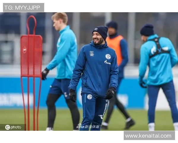 沙尔克04全力以赴备战新赛季德甲比赛展现团队精神与训练热情